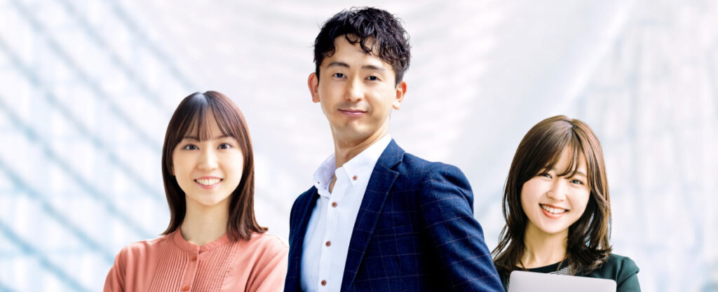 笑顔で並ぶ3人